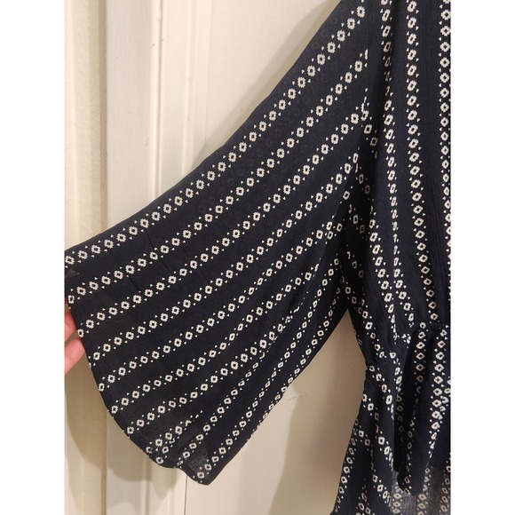 Blush 🖤 J  Medium‎ Black/white Flowers Wide Sleeve Elastic Waist Cropped Blouse - Picture 4 of 8